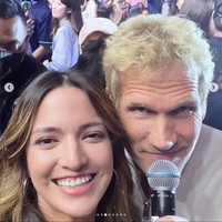 Tak hanya sekedar menonton, Nia Ramadhani juga mendapat kesempatan untuk berfoto bersama pentolan band MLTR, Jascha Richter. Nia pun tampak memamerkan senyum lebarnya ketika berpose di sebelah penyanyi MLTR tersebut. Foto: Instagram/@ramadhaniabakrie