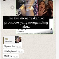 Dituding merebut bangku penonton lain, Nia pun segera menanyakan langsung ke promotor yang mengundangnya. Hasil percakapan dirinya dan sang promotor tersebut pun diunggah Nia ke akun Instagram Story. Promotor tersebut menjelaskan jika penonton itulah yang salah karena bangku deretan tempat Nia duduk itu tidak diperjual belikan. Foto: Instagram/@ramadhaniabakrie