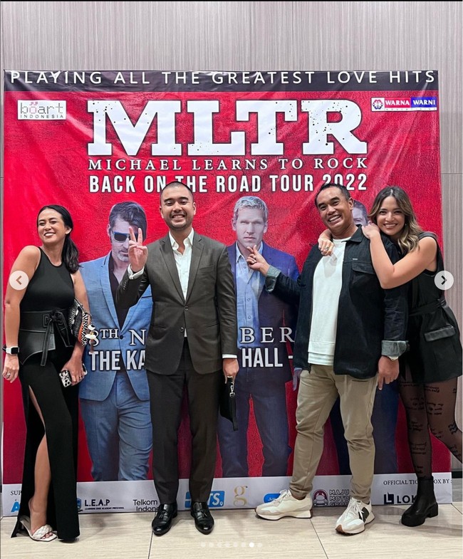 Melalui keterangan di unggahan akun Instagramnya, Nia juga mengucapkan terima kasih kepada promotor yang telah mengundang dirinya dan suami untuk menonton konser MLTR di The Kasablanka Hall, Jakarta. Diakui Nia jika band tersebut memang merupakan salah satu idolanya. Foto: Instagram/@ramadhaniabakrie