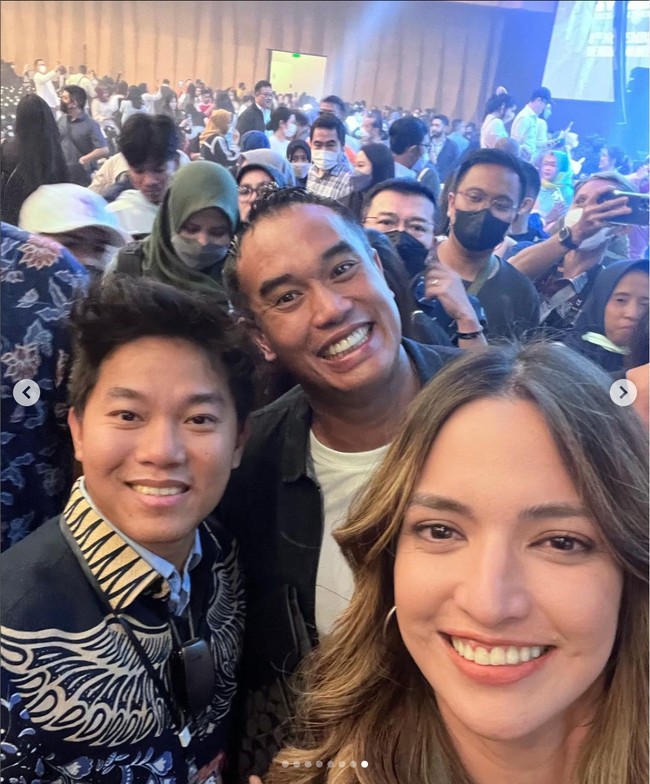 Tak lupa Nia Ramadhani pun berfoto bersama Ardi Bakrie dan pihak promotor yang mengundang mereka. Tampak jelas konser MLTR itu dihadiri begitu banyak fans yang menonton. Foto: Instagram/@ramadhaniabakrie