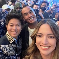 Tak lupa Nia Ramadhani pun berfoto bersama Ardi Bakrie dan pihak promotor yang mengundang mereka. Tampak jelas konser MLTR itu dihadiri begitu banyak fans yang menonton. Foto: Instagram/@ramadhaniabakrie