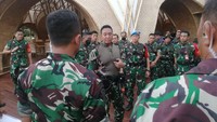 Panglima TNI Jenderal Andika Perkasa mengecek kendaraan rantis baja di The Apurva Kempenski. Ia juga sempat memberi arahan kepada prajurit TNI yang akan bertugas selama KTT G20. (Foto: Nuranda Indrajaya/detikBali)