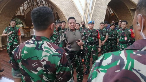 Panglima TNI Jenderal Andika Perkasa mengecek kendaraan rantis baja di The Apurva Kempenski. Ia juga sempat memberi arahan kepada prajurit TNI yang akan bertugas selama KTT G20.