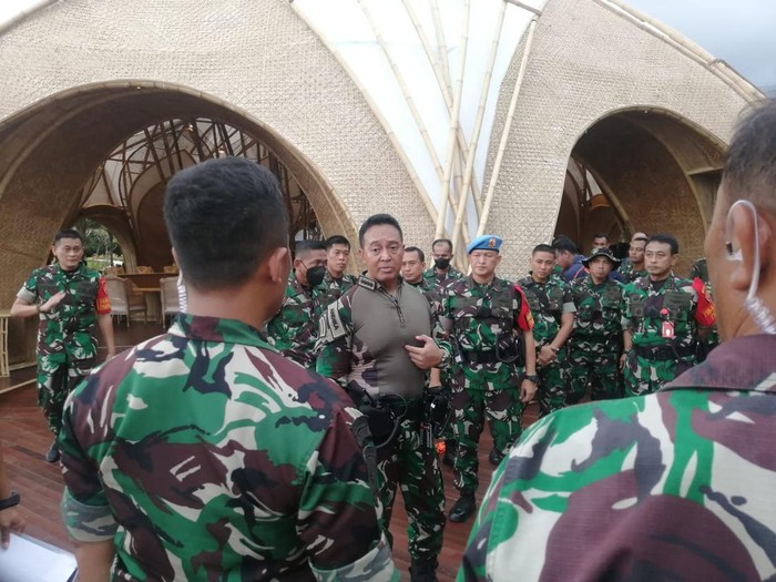 Panglima TNI Jenderal Andika Perkasa mengecek kendaraan rantis baja di The Apurva Kempenski. Ia juga sempat memberi arahan kepada prajurit TNI yang akan bertugas selama KTT G20.