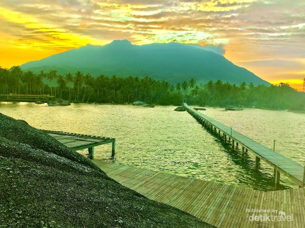 Senja menjelang di Gunung Ranai Natuna