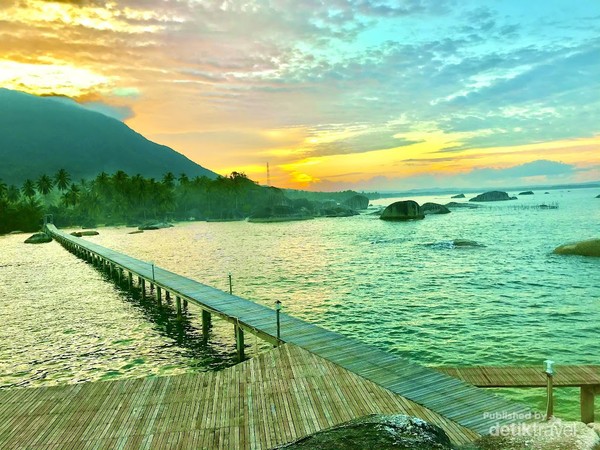 Cakrawala senja berpadu dengan keindahan laut Natuna menghiasi Gunung Ranai