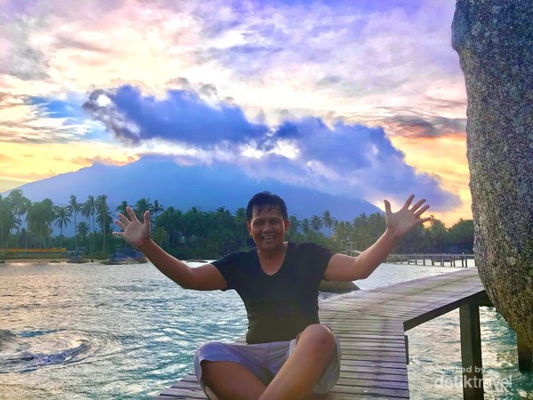 Narsis sejenak setelah berenang di tengah Laut Natuna dengan latar Gunung Ranai.