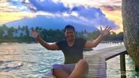 Narsis sejenak setelah berenang di tengah Laut Natuna dengan latar Gunung Ranai.