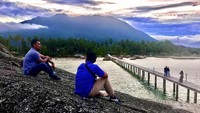Menikmati keindahan Gunung Ranai dari Batu Kembar di tengah Laut Natuna.