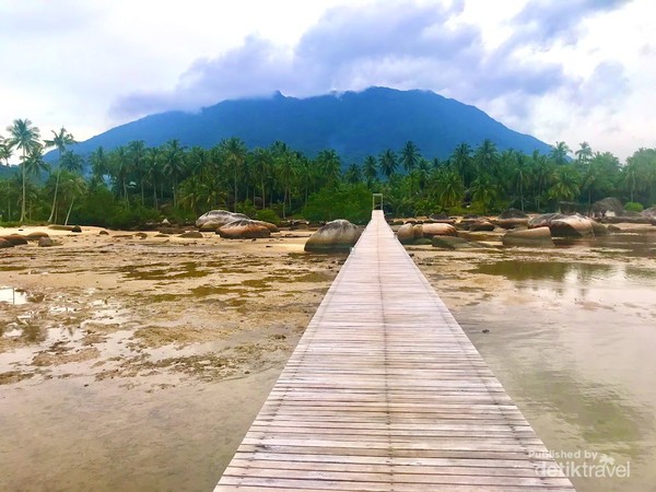 Panorama Gunung Ranai saat air Laut Natuna surut.