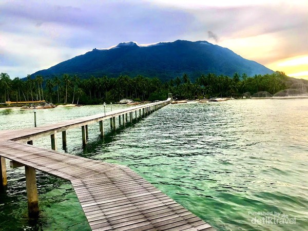 Gunung Ranai bersih tanpa awan.