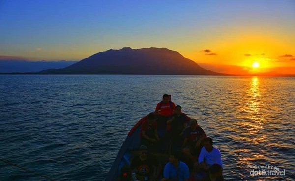 Sunset di kaki Gunung Ranai