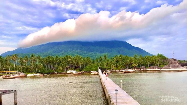 Potret Lukisan Alam Nan Indah Gunung Ranai dari Natuna