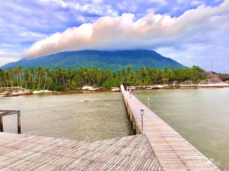 Potret Lukisan Alam Nan Indah Gunung Ranai dari Natuna