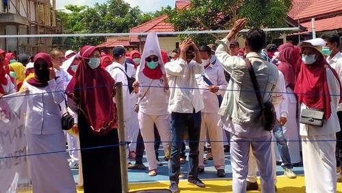Para nakes honorer Dompu saat melakukan aksi unjuk rasa tuntut formasi PPPK 2022, Selasa (8/11/2022).
