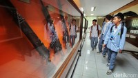 Museum Satria Mandala menyimpan berbagai koleksi terkait benda-benda bersejarah milik TNI, seperti senjata berat dan ringan, atribut ketentaraan, panji-panji, dan lambang-lambang di lingkungan TNI.