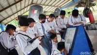 Para pelajar mencatat hal-hal yang mereka amati.