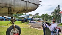 Museum Satria Mandala mulai dibangun pada 15 November 1971. Museum ini berdiri di tanah seluas 56.670 m² di Jalan Gatot Subroto, Jakarta Selatan. Tanah tersebut merupakan bekas rumah istri Presiden Soekarno, Ratna Sari Dewi Soekarno.