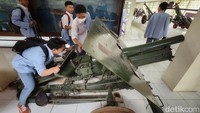 Museum ini menyimpan benda-benda bersejarah milik TNI, seperti senjata berat dan ringan, atribut ketentaraan, panji-panji, dan lambang-lambang di lingkungan TNI. Koleksi tersebut ditempatkan di ruang khusus. Selain itu, ada juga kendaraan perang seperti tank dan panser, dan berbagai jenis pesawat terbang hingga meriam yang dapat dilihat di pameran taman.