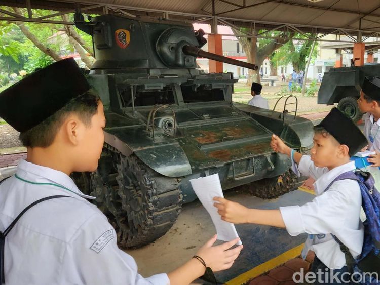 Para Pelajar Belajar Sejarah TNI di Museum Satria Mandala