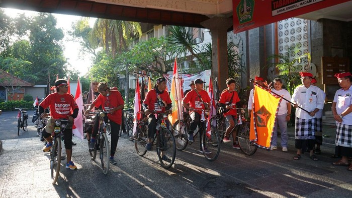 Para peserta Safari Ontel Keliling Bali memulai perjalanannya dari depan kantor Bupati Tabanan, Kamis (10/11/2022). (istimewa)