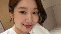 Untuk makan siang, ia makan setengah mangkuk nasi dan 2 daun kubis. Sedangkan makan malam, Park Shin Hye mengonsumsi 1 mentimun dan 2 daun kubis. (Foto: Instagram @ssinz7)