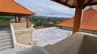 Foto: Terdapat bale sekepat yang dibangun tiap sudut di atas bangunan utama Pelabuhan Sampalan. Bale sekepat mirip gazebo yang digunakan untuk bersantai. (BPTD Wilayah III Bali-NTB)