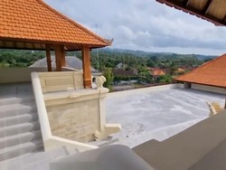 Foto: Terdapat bale sekepat yang dibangun tiap sudut di atas bangunan utama Pelabuhan Sampalan. Bale sekepat mirip gazebo yang digunakan untuk bersantai. (BPTD Wilayah III Bali-NTB)