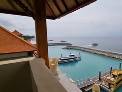 Foto: Pemandangan laut lepas dan kolam dermaga Pelabuhan Sampalan tampak cantik dari atas. (BPTD Wilayah III Bali-NTB)
