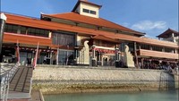 Foto: Tampak depan area lobi Pelabuhan Sampalan, Nusa Penida, yang kaya corak kayu dengan dua gapura putih. (BPTD Wilayah III Bali-NTB)