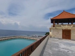 Foto: Pemandangan laut lepas dan kolam dermaga Pelabuhan Sampalan tampak cantik dari atas. (BPTD Wilayah III Bali-NTB)