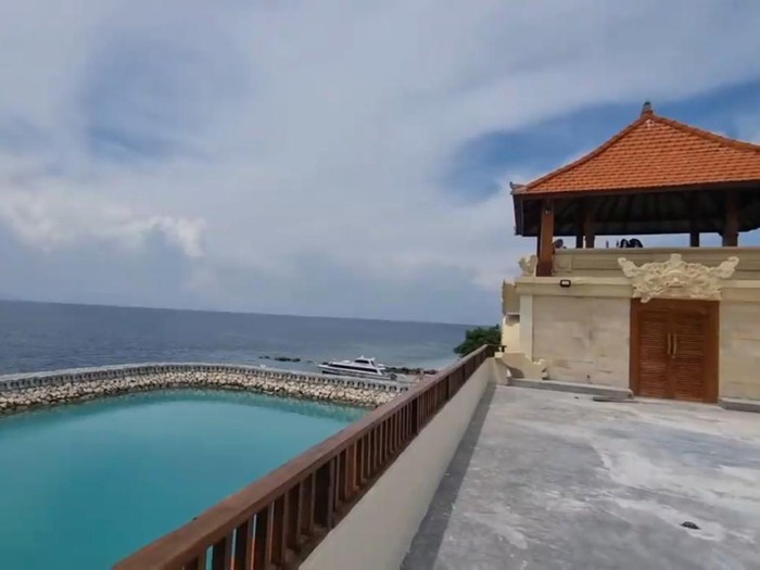 Pemandangan laut lepas dan kolam dermaga Pelabuhan Sampalan tampak cantik dari atas.