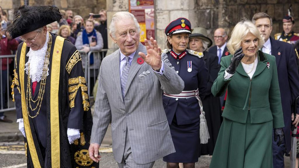 Usai Insiden Dilempari Telur, Raja Charles Resmikan Patung Ratu Elizabeth II