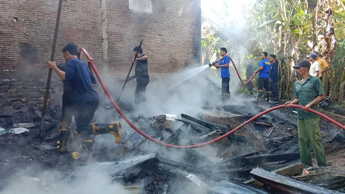 Pemadaman kebakaran rumah kades di Sinjai, Sulsel berujung personel Damkar diserang OTK. (dok. Istimewa)