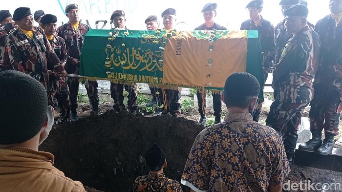 Pemakaman Tjetje Hidayat Padmadinata di TPU Gumuruh, Kecamatan Batununggal, Kota Bandung.