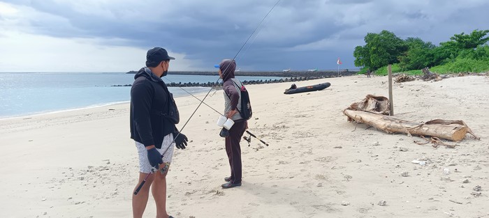 Pemancing dilarang mancing di Pantai Kelan jelang KTT G20 Bali. Foto: Triwidiyanti/detikBali
