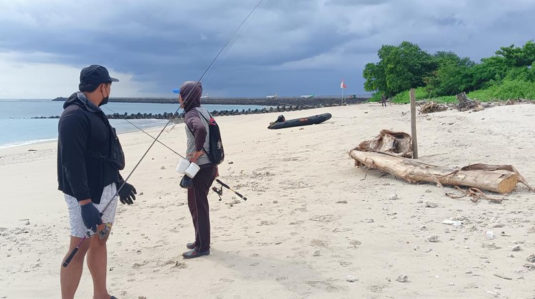 Pemancing dilarang mancing di Pantai Kelan jelang KTT G20 Bali. Foto: Triwidiyanti/detikBali Pemancing dilarang mancing di Pantai Kelan jelang KTT G20 Bali. Foto: Triwidiyanti/detikBali