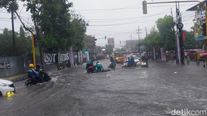 Pemotor di Kota Malang terjatuh saat menerjang banjir
