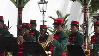 Mereka tampil menyanyikan lagu Indonesia Raya, Gugur Bunga, dan Maju Tak Gentar.