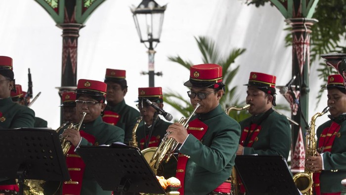 Penampilan Musik Orchestra untuk Peringati Hari Pahlawan di Jogja Abdi Dalem Musikan yang tergabung dalam Royal Orchestra tampil di Bangsal Mandalasana Keraton Yogyakarta, Kamis (10/11/2022). Pentas Musikan Mandalasana tim ensembel tiup Yogyakarta Royal Orchestra tampil menyanyikan lagu Indonesia Raya, Gugur Bunga, dan Maju Tak Gentar untuk memperingati Hari Pahlawan. ANTARA FOTO/Hendra Nurdiyansyah/tom.