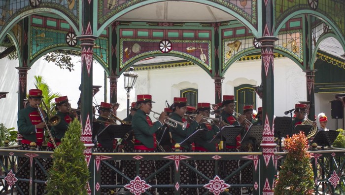 Penampilan Musik Orchestra untuk Peringati Hari Pahlawan di Jogja Abdi Dalem Musikan yang tergabung dalam Royal Orchestra tampil di Bangsal Mandalasana Keraton Yogyakarta, Kamis (10/11/2022). Pentas Musikan Mandalasana tim ensembel tiup Yogyakarta Royal Orchestra tampil menyanyikan lagu Indonesia Raya, Gugur Bunga, dan Maju Tak Gentar untuk memperingati Hari Pahlawan. ANTARA FOTO/Hendra Nurdiyansyah/tom.