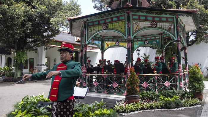 Abdi Dalem Musikan yang tergabung dalam Royal Orchestra tampil di Bangsal Mandalasana Keraton Yogyakarta, Kamis (10/11/2022). Pentas Musikan Mandalasana tim ensembel tiup Yogyakarta Royal Orchestra tampil menyanyikan lagu Indonesia Raya, Gugur Bunga, dan Maju Tak Gentar untuk memperingati Hari Pahlawan. ANTARA FOTO/Hendra Nurdiyansyah/tom.