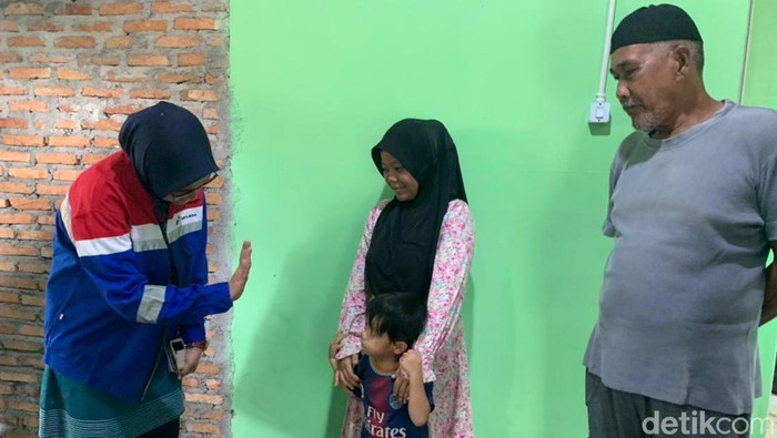 Penerima manfaat bedah rumah dari PT Pertamina.