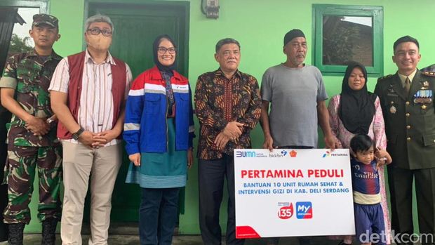 Penerima manfaat bedah rumah dari PT Pertamina.