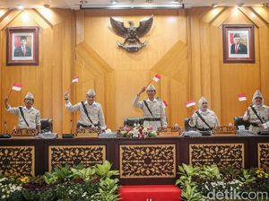 Kebyar Kebyar-Padamu Negeri Warnai Penetapan APBD Surabaya di Hari Pahlawan