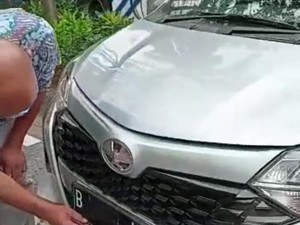 Nakal! Pengemudi Mobil Tutupi Nopol Pakai Lakban di Jaksel, Disetop Polisi