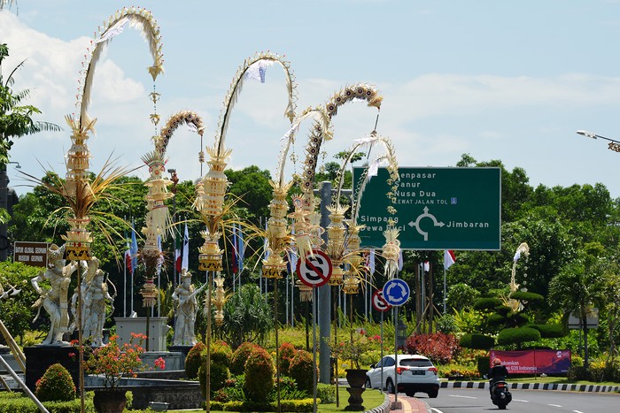 KTT G20 akan berlangsung di Nusa Dua, Bali, pada 15-16 November 2022. Bali pun bersolek dengan menghiasi jalanan menggunakan penjor.