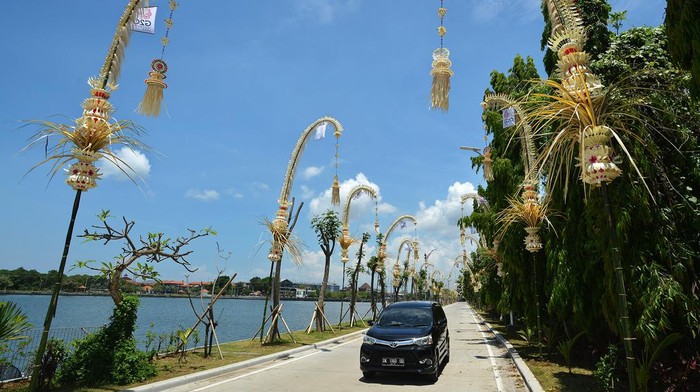 KTT G20 akan berlangsung di Nusa Dua, Bali, pada 15-16 November 2022. Bali pun bersolek dengan menghiasi jalanan menggunakan penjor.