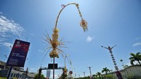 Penjor-penjor itu berjajar sangat rapi di tepi Jalan Bandara Ngurah Rai. Penjor-penjor itu berjajar sangat rapi di tepi Jalan Bandara Ngurah Rai.