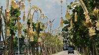 Kendaraan melintas di Jalan Tanah Kilap, Denpasar, yang dihiasi dengan penjor atau janur kuning khas Bali, Kamis (10/11/2022). Kendaraan melintas di Jalan Tanah Kilap, Denpasar, yang dihiasi dengan penjor atau janur kuning khas Bali, Kamis (10/11/2022).